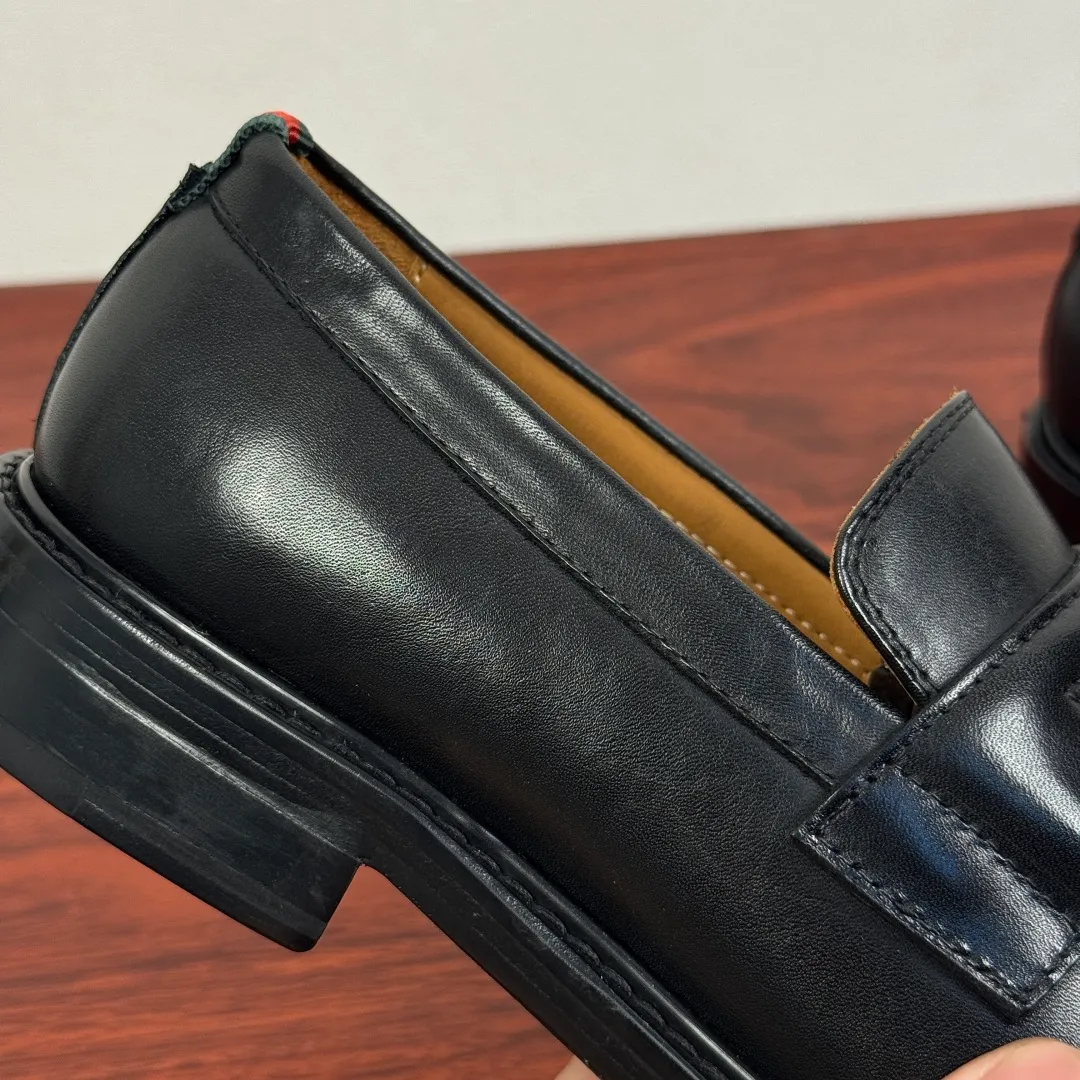 Batch 980 Gucci/Gucci new men's solid color leather loafers! These elegant loafers are crafted from soft glossy cowhide and are available in two styles. The upper is decorated with genuine leather buckles, adding low-key and unique logo pattern elements. Simple style design. Classic European and American last style. Standard style. Red and green webbing decoration on the heel embellishes brand style details. Select high-quality leather, look at the details for textured workmanship, dyed calfskin lining, uniform and delicate pores, soft and comfortable. Thickened leather outsole, composite rubber bottom sheet at the heel, excellent foot comfort, wear-resistant and non-slip, the first choice for light luxury, versatile for footwear, and comes with a full set of packaging! Size: 39-40-41-42-43-44 leather shoe size (38.45.46 can be customized) Item number: 812168 Leather black